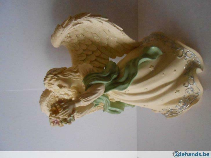 Beeldje engel met bloemen