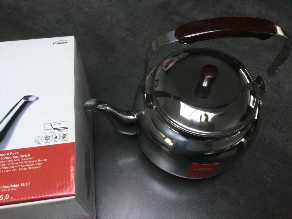 Fluitketel, 2,5 liter, nieuw, Lacor, Huis en Inrichting, Ophalen of Verzenden, Nieuw, Kookpan of Snelkookpan, Inductieplaat
