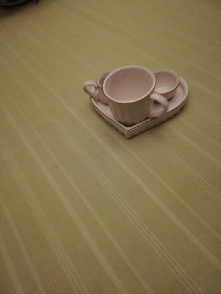 Tasse, laitière et sucrier avec plateau coeur. Neufs., Antiquités & Art, Enlèvement ou Envoi