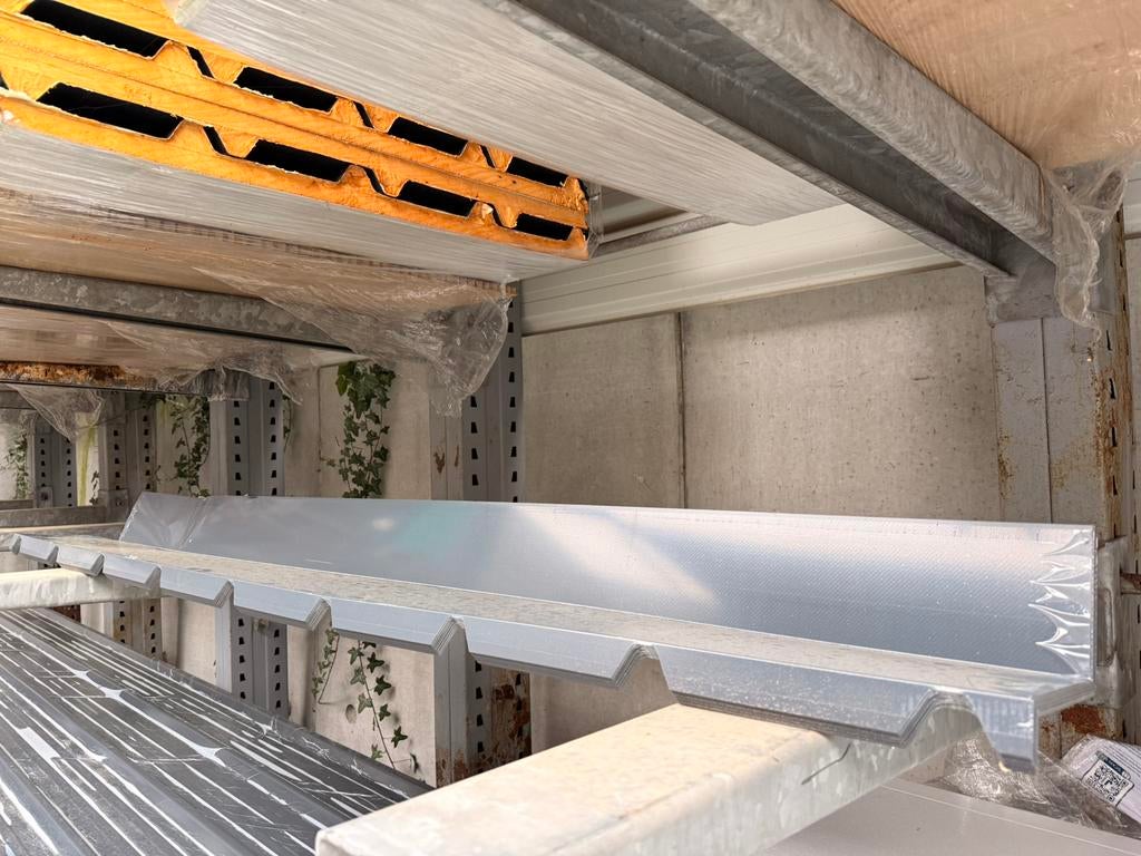 Opstaand getande muurnok Joris Ide 33.250 2m10 Ral7016, Ophalen