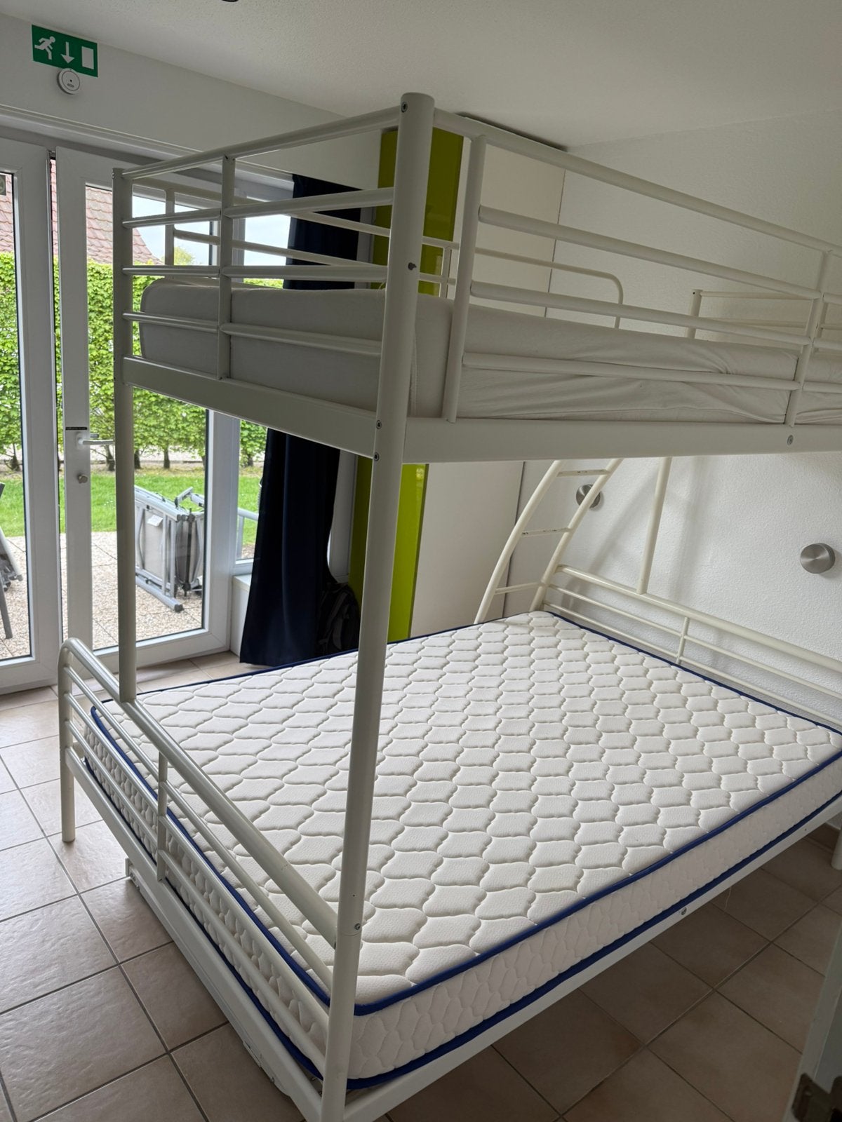Stapelbed 3 slaapplaatsen + extra eenpersoonsbed op wieltjes, 140 cm, Enlèvement, Utilisé, Blanc