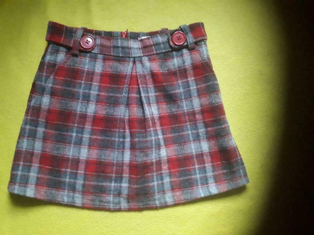 jupe cfk 42%laine avec un gilet =5 euros t. 8 ans, Enfants & Bébés, Vêtements enfant | Taille 128, Enlèvement ou Envoi