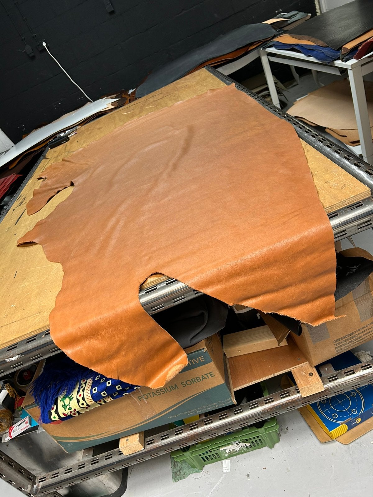 Cognac bruin halve huid 1.4 mm dikte soepel en glad A -440, Ophalen of Verzenden, Zo goed als nieuw, Bruin