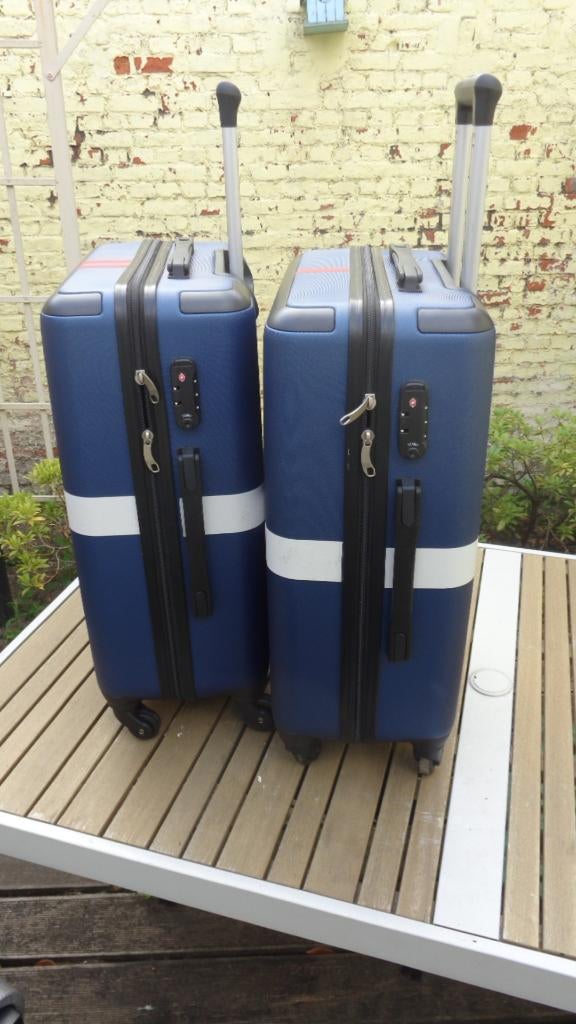 2 blauwe valiezen,trolly nooit gebruikt., Ophalen, Zo goed als nieuw, Wieltjes