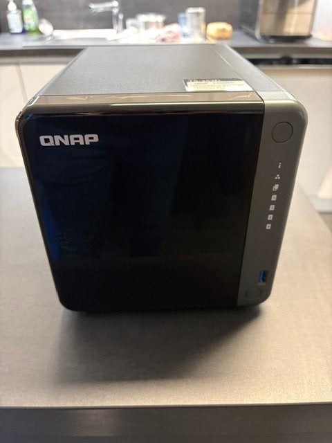 QNAP TS-453D NAS-server/4 bays/8 GB RAM/No Disk, Computers en Software, Ophalen, Zo goed als nieuw