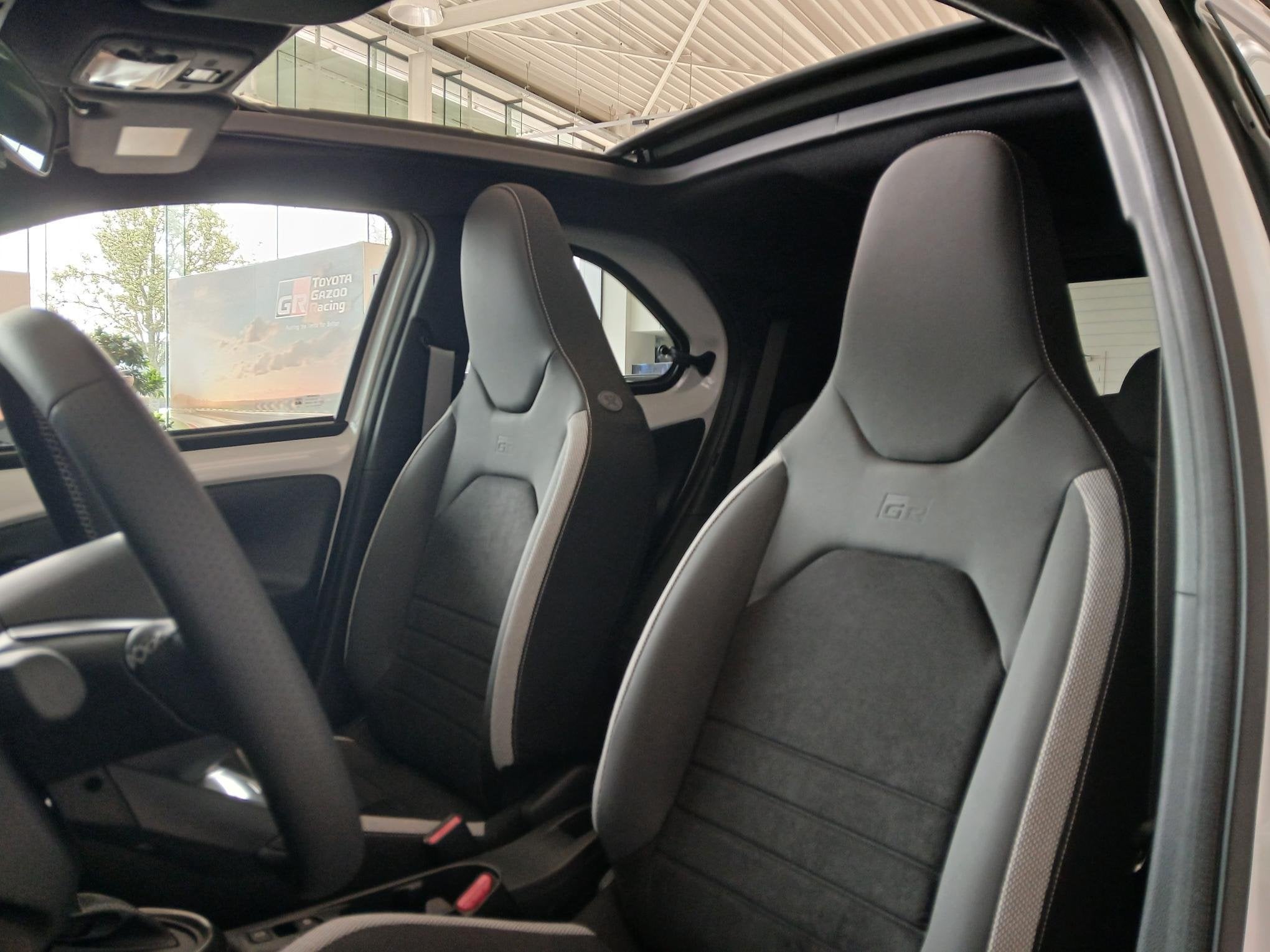 Toyota Aygo X GR SPORT, Auto's, Automaat, Stof, Zwart, Overige kleuren