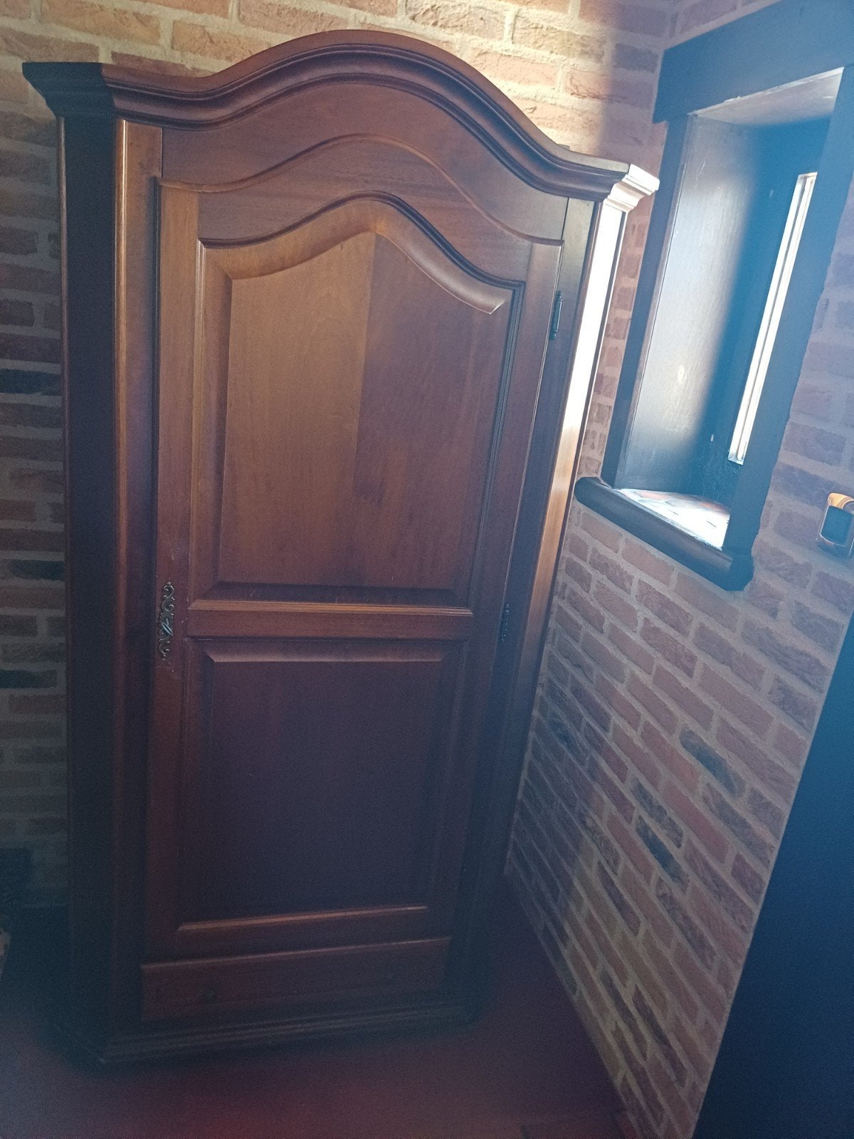 Mooie vintage houten kleerkast
Ruime klassieke kleerk, Ophalen