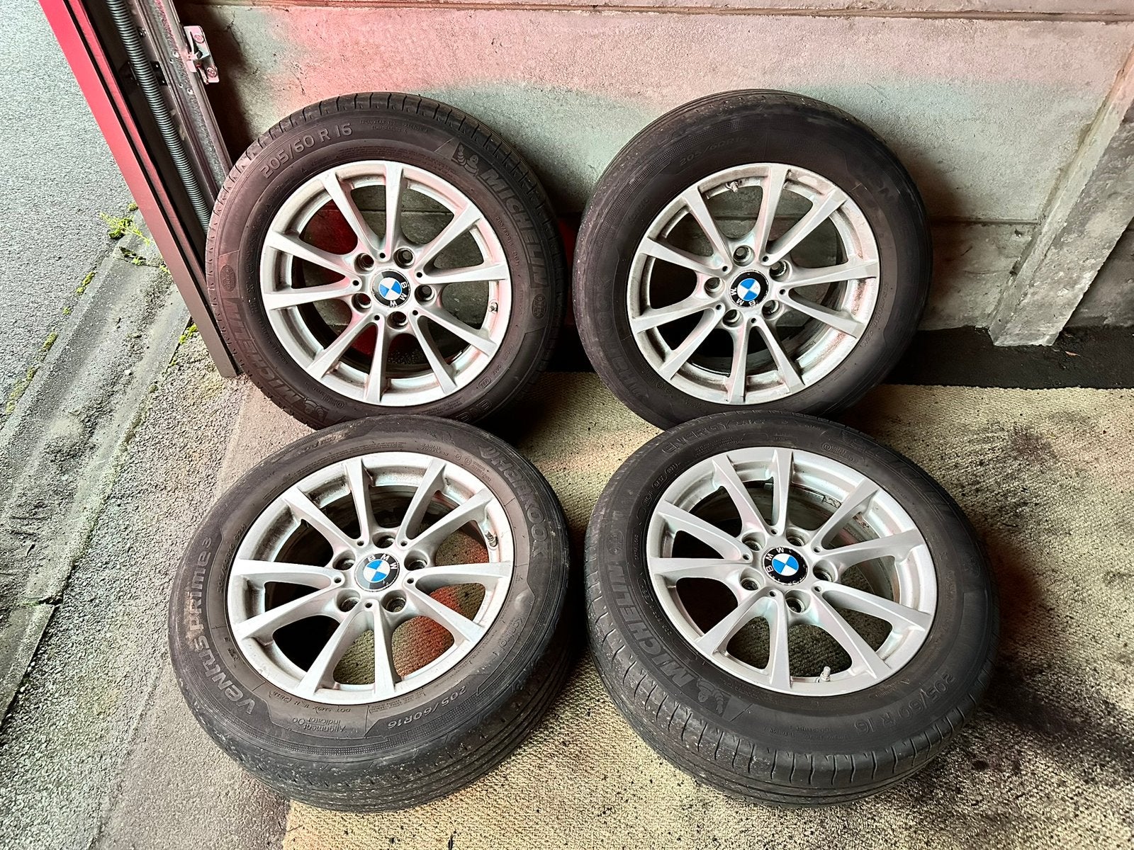 Jantes d'origine BMW Série 3 de 16” + pneus d'été 205/60/16, Autos : Pièces & Accessoires, Pneus et Jantes, 16 pouces, Véhicule de tourisme