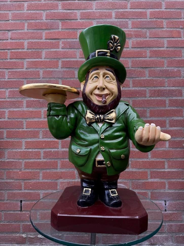 Ierse Leprechaun beeld met dienblad en asbak
