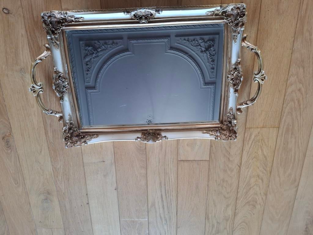 Plateau miroir d'époque, Enlèvement