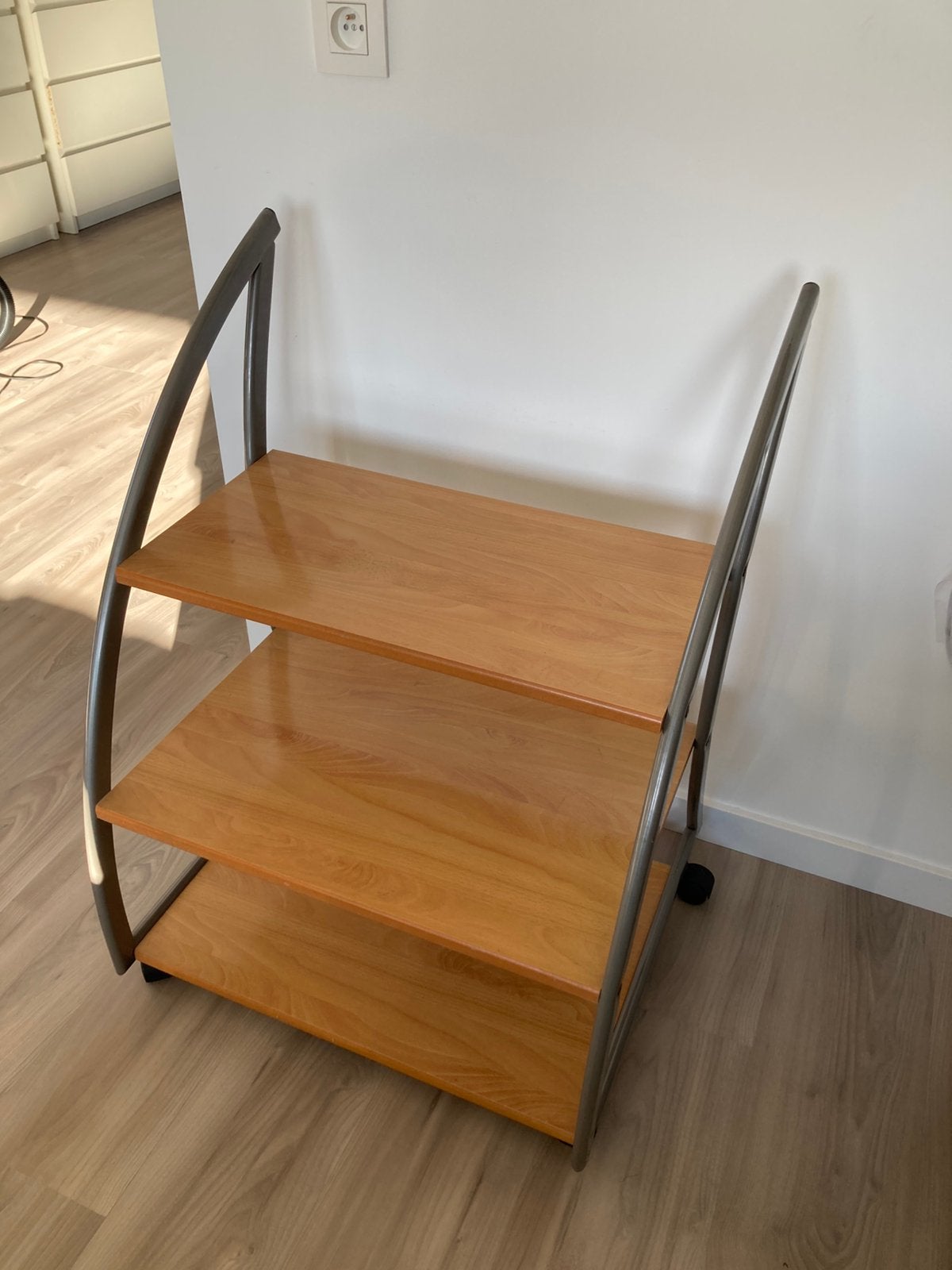 Tv kastje / rekje op wieletjes, Maison & Meubles, Accessoires pour la Maison | Porte-journaux & Porte-revues, Enlèvement, Comme neuf