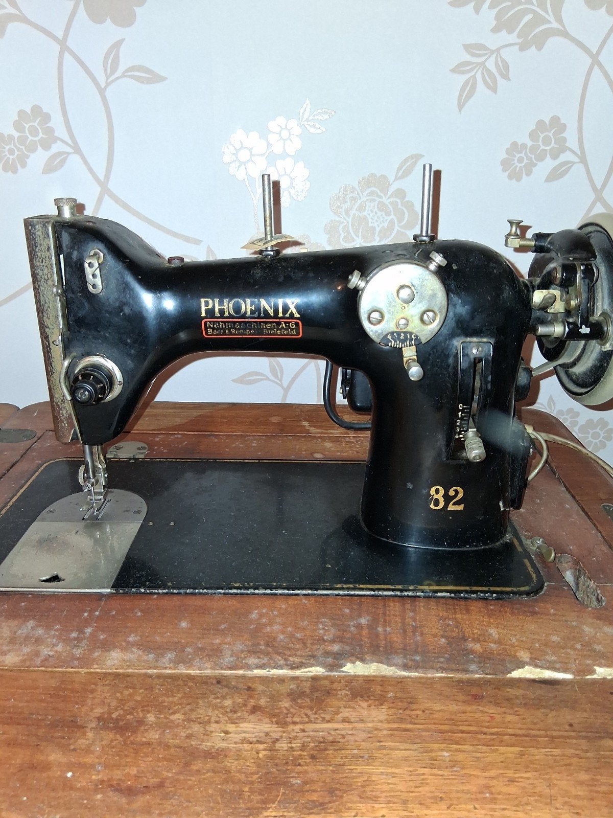 Machine à coudre ancienne intégrée dans une armoire, marque, Enlèvement