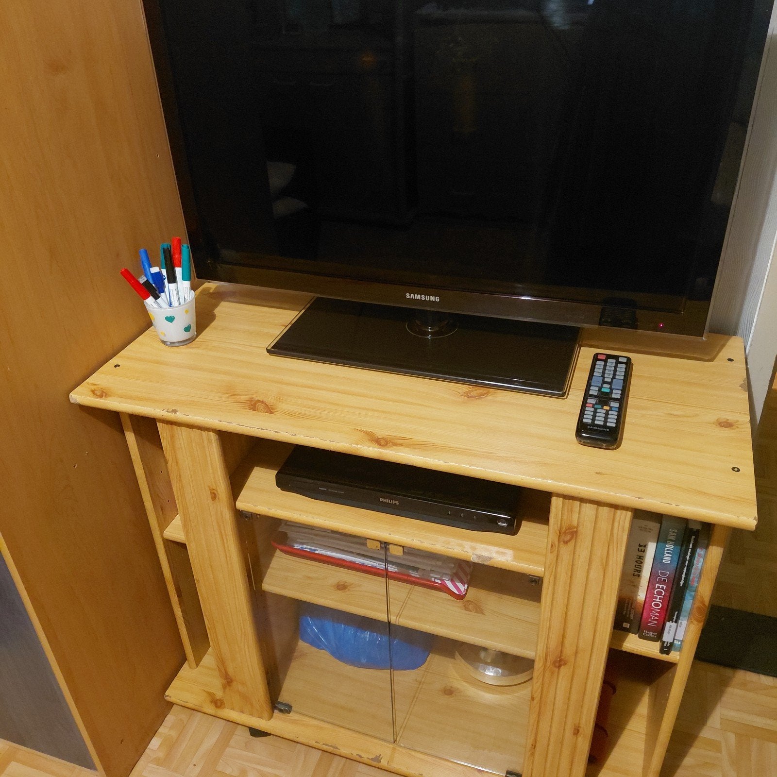 TV + armoire, Enlèvement, Comme neuf, Autres essences de bois, 100 à 150 cm