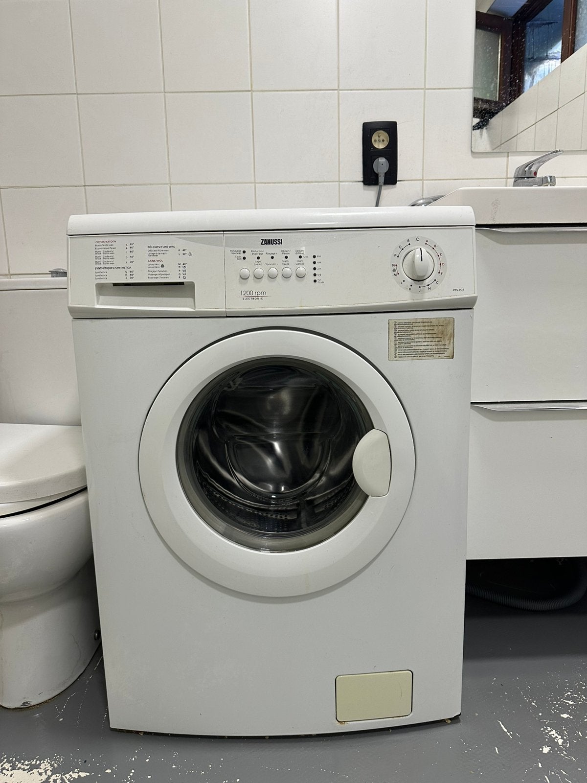 Machine à laver ZANUSSI, Electroménager, 1200 à 1600 tours, 85 à 90 cm, Chargeur frontal, Enlèvement