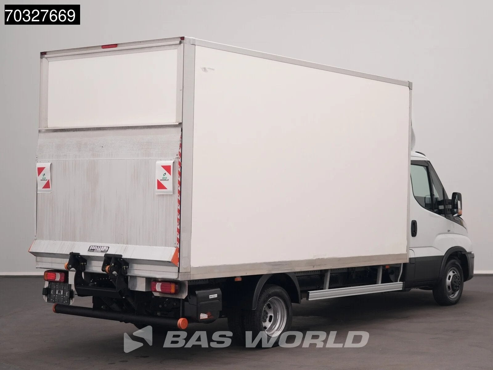 Iveco Daily 35C16 3.0L Laadklep Dubbellucht Bakwagen 160PK M, Auto's, Stof, Gebruikt, Euro 6, 4 cilinders