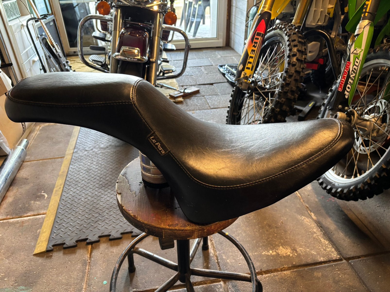 Le Pera “ GEL “ Softail zadel Harley Davidson, Motoren, Ophalen