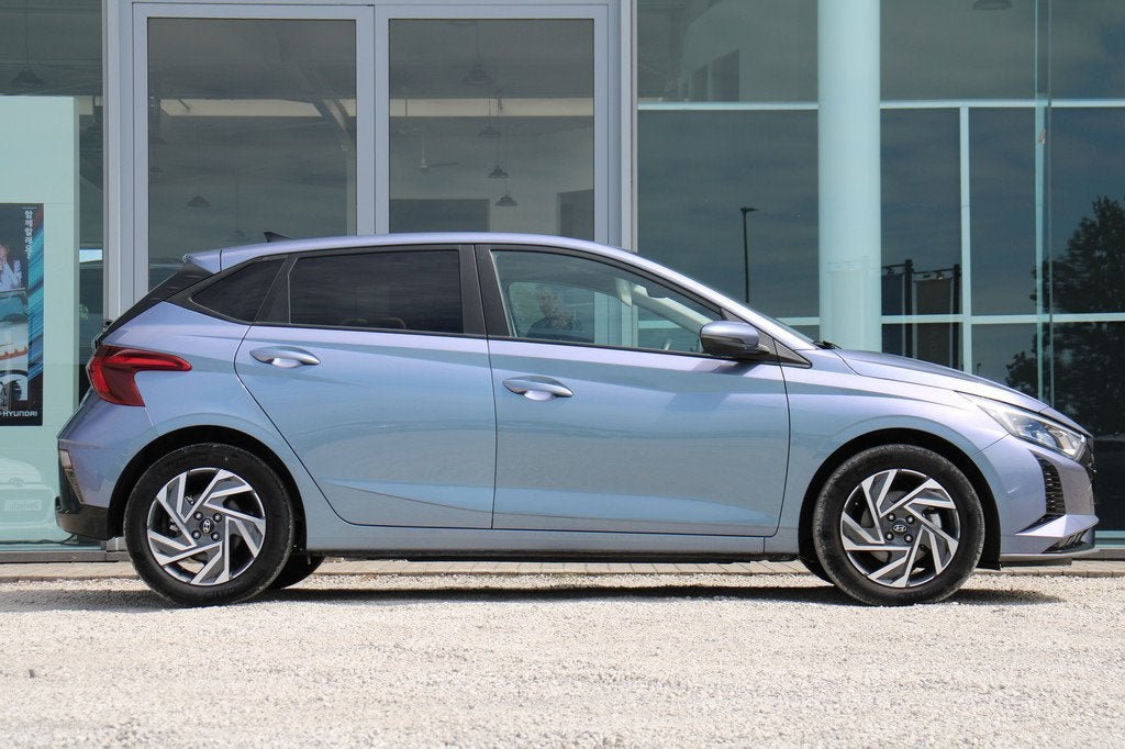 Hyundai i20 1.0 T-GDi Automaat *CAM*NAV*DODEHOEK* (bj 2025), Auto's, Hyundai, Stof, Gebruikt, Zwart, Blauw