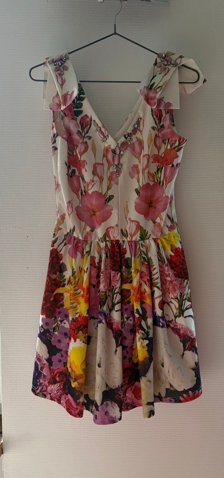 Chique jurk met V-hals met bloemenprint — sieradendetail, Ophalen of Verzenden, Zo goed als nieuw, Geel