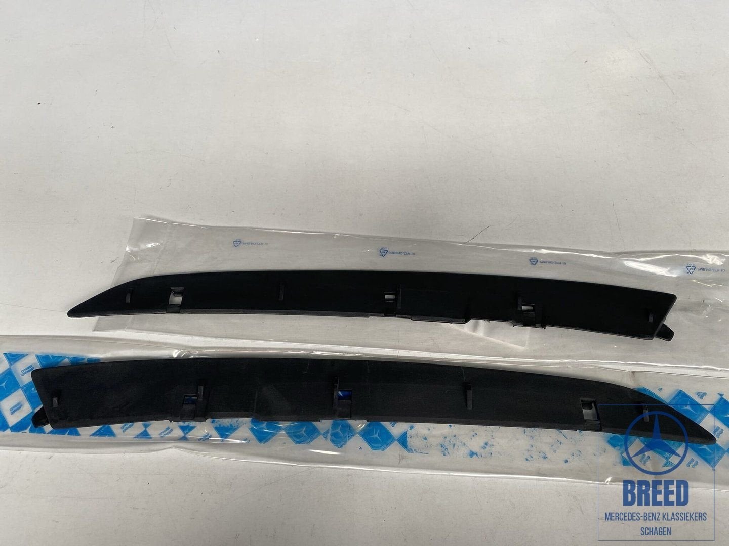 NOS deflector / sierlijst C-stijl L+R Mercedes-Benz W123, Neuf, -, -, Enlèvement ou Envoi