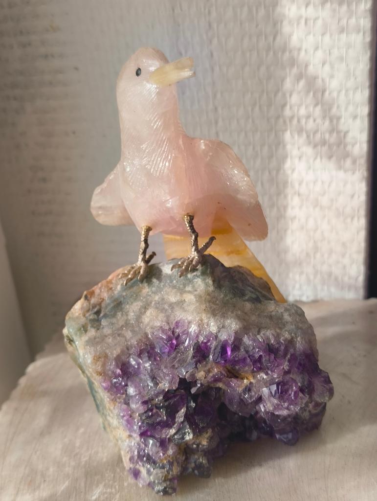Perroquet en quartz rose sur géode d'améthyste, Collections, Enlèvement, Minéral