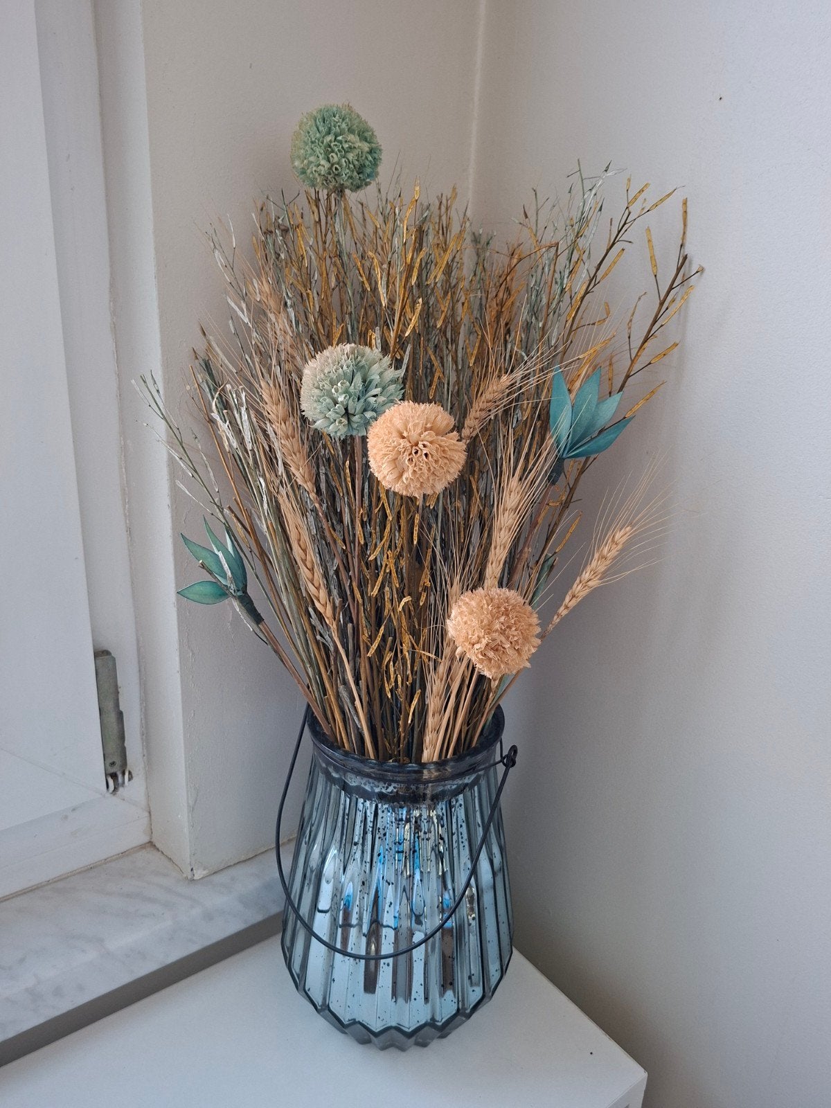 vaas met droogbloemen, Ophalen
