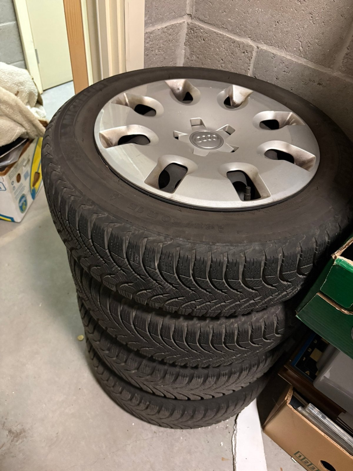 Lot de 4 pneus hiver sur jantes Audi – 195/60 R15, Enlèvement, Pneus hiver, Pneu(s)