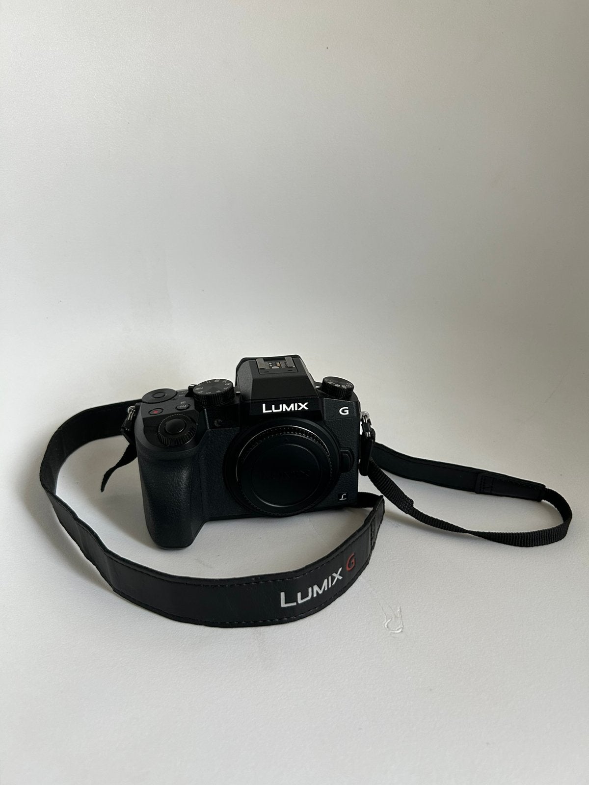 Panasonic Lumix G7K 4K + G vario 14-42 + sac de transport, Panasonic, Pare-soleil, Comme neuf, Enlèvement
