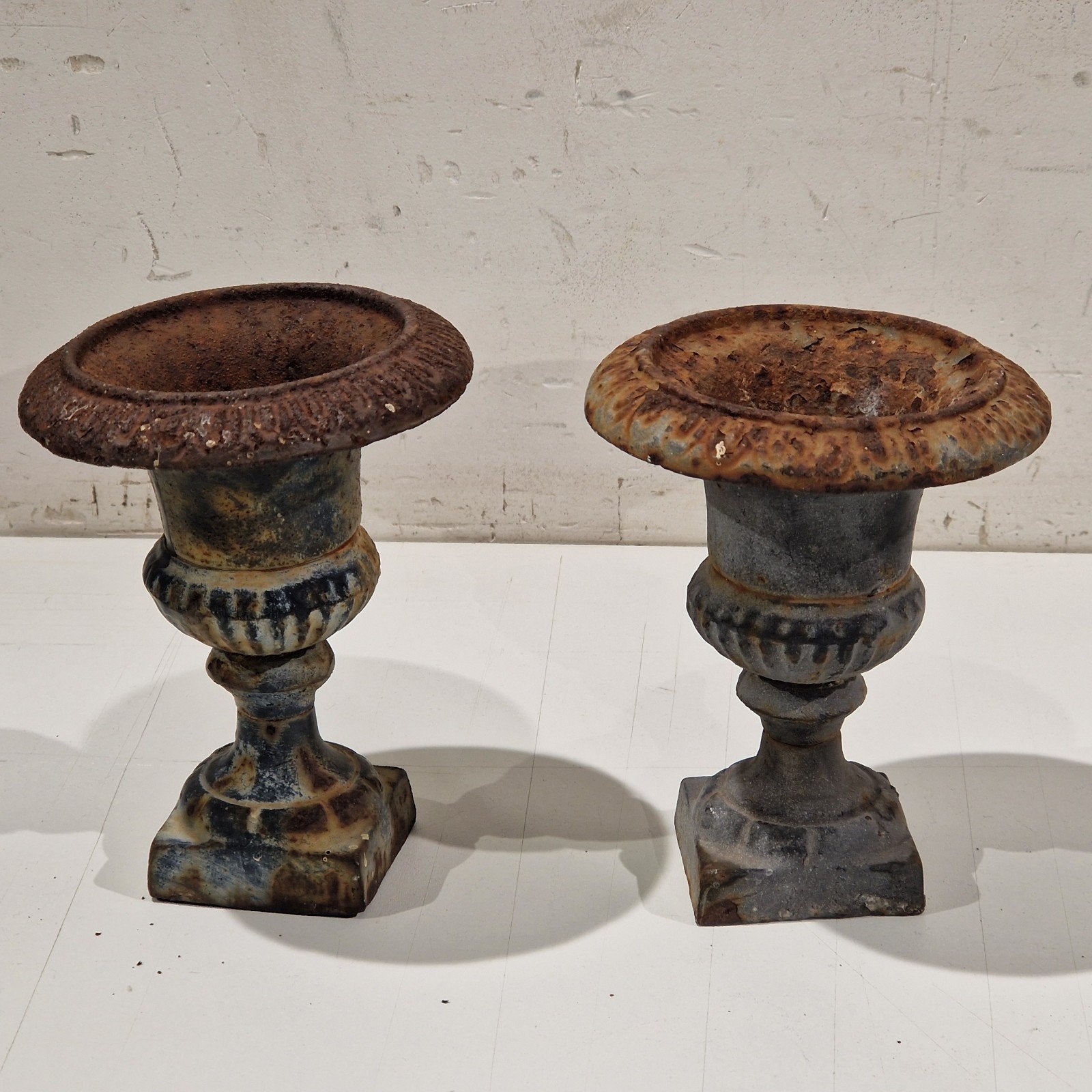 Set van 2 kleine gietijzeren vazen , jardiniere of Louvre, Jardin & Terrasse, Enlèvement ou Envoi, Utilisé