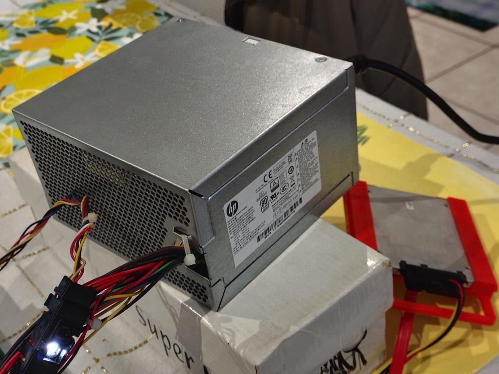 Schakelende voeding 230V - 180W Hp dubbele sata gebruikt., Computers en Software, Interne voedingen, Gebruikt, Ophalen of Verzenden