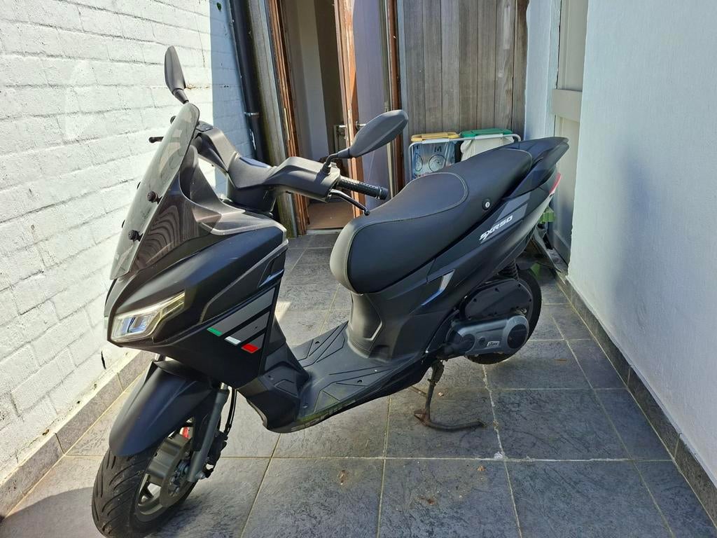Aprilia sxr 50 te koop - bouwjaar 2022 - slechts 2425km, Fietsen en Brommers, Ophalen, Gebruikt, Overige modellen, 49 cc