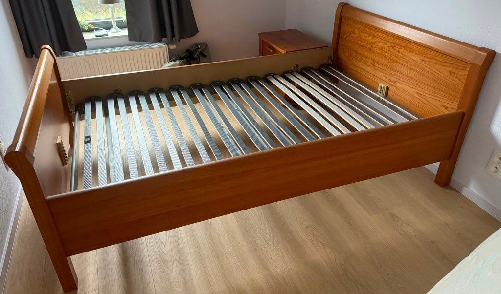 Bed + lattenbodem + nachtkastje, Huis en Inrichting, Slaapkamer | Bedden, Ophalen, Gebruikt, Bruin, Twijfelaar