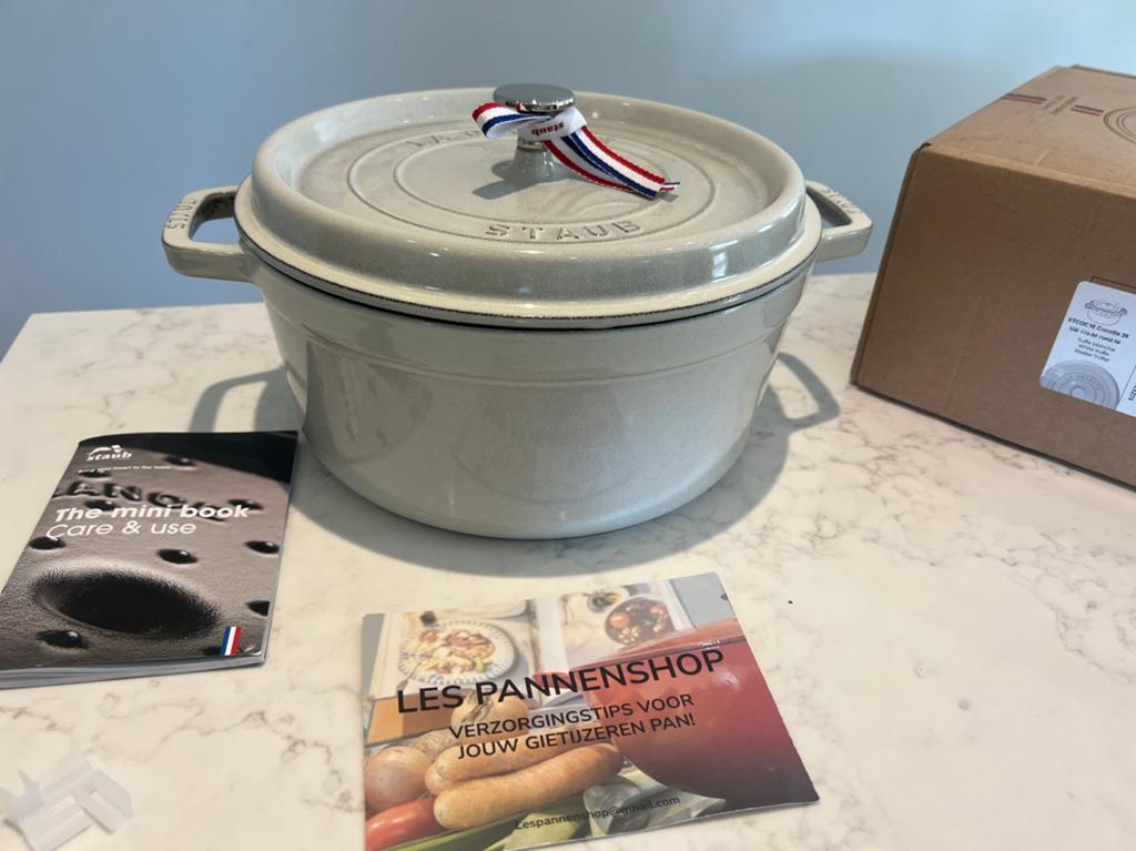 Nieuwe Staub La Cocotte Gietijzeren Braadpan, Huis en Inrichting, Keuken | Potten en Pannen, Gietijzer, Nieuw, Ophalen of Verzenden
