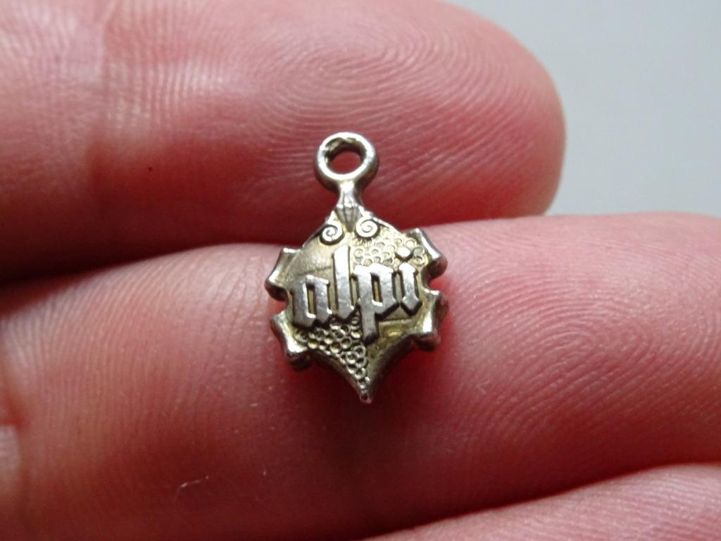 Antiek Alpi medaillon hanger bedeltje voor vrijgezelle vrouw, Antiek en Kunst, Antiek | Religieuze voorwerpen, Ophalen of Verzenden