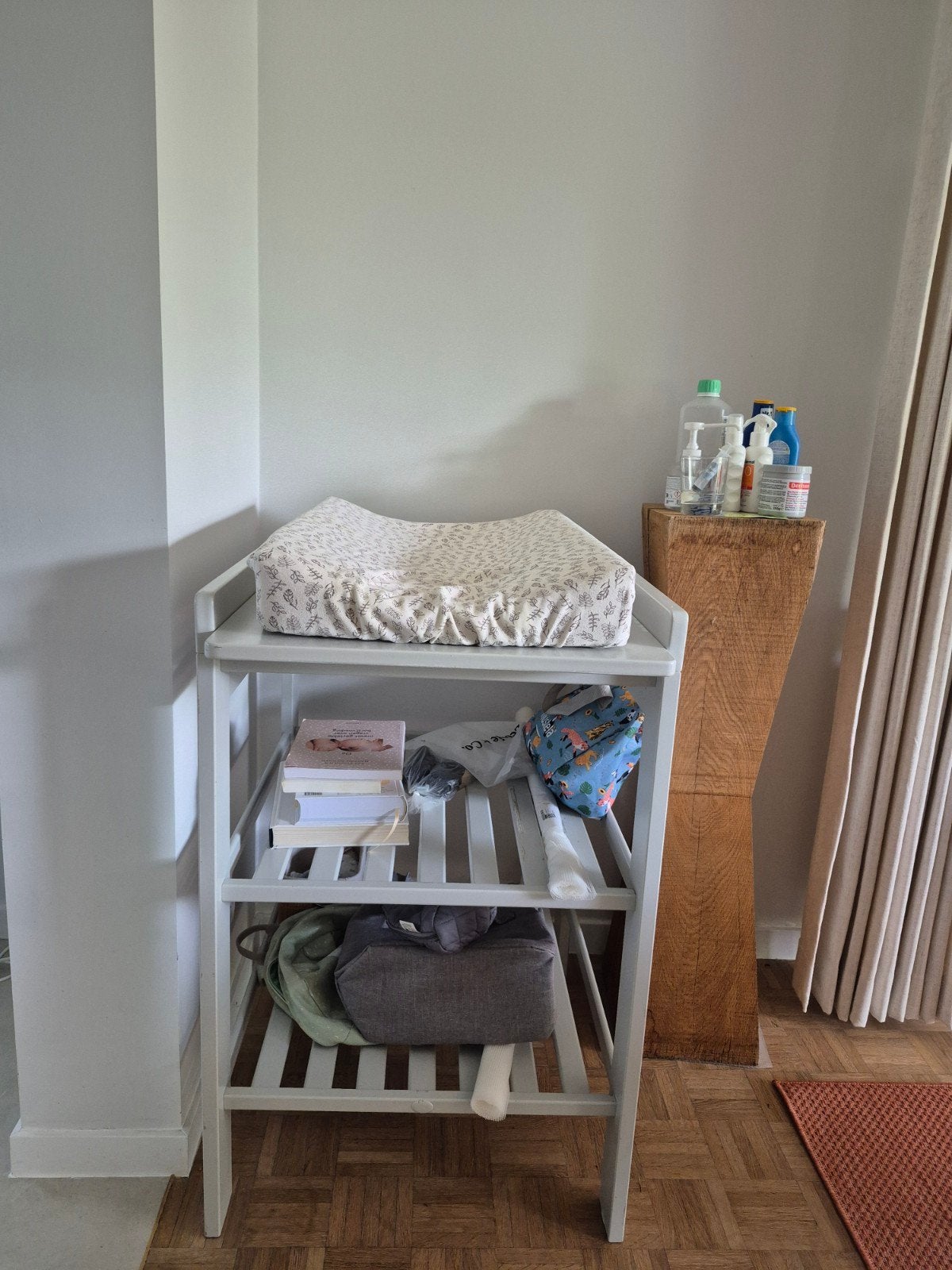 Table d'allaitement Possibilité de placer des roulettes en d, Enfants & Bébés, Chambre d'enfant | Commodes & Armoires, Enlèvement