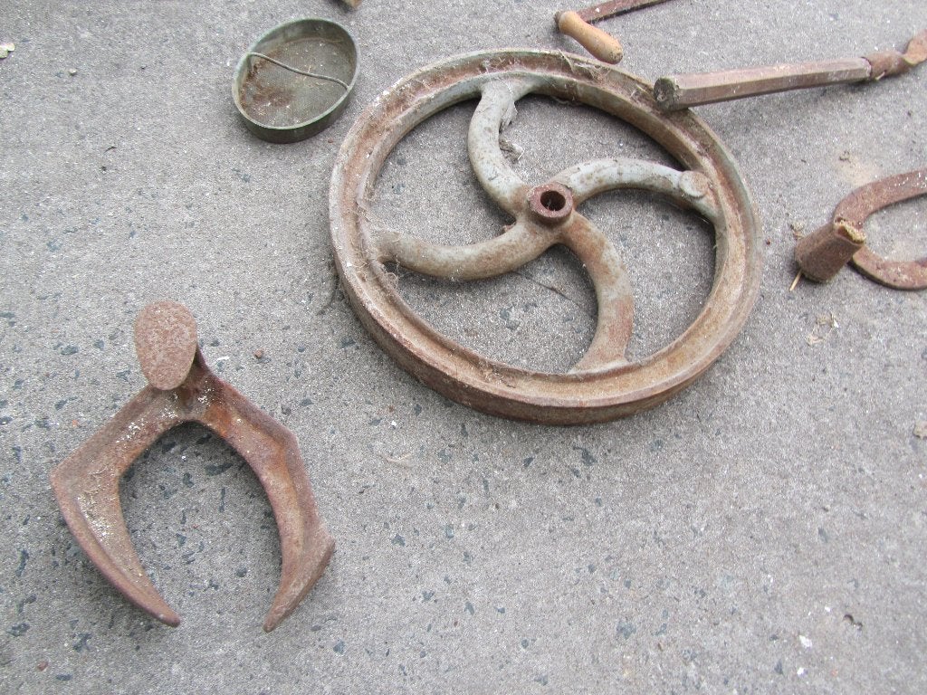 Vieux outils agricoles: pied de cordonnier, scie à bois,..., Antiquités & Art, Enlèvement
