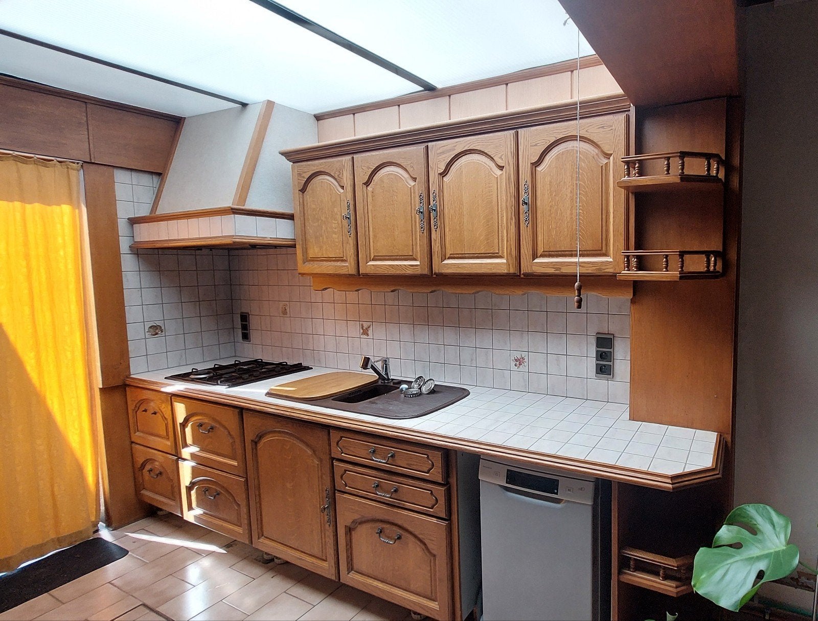 gratis volledig houten keuken ( excl. vaatwasser), Maison & Meubles, Granit ou Pierre, Brillant ou Laqué, Brun, Enlèvement