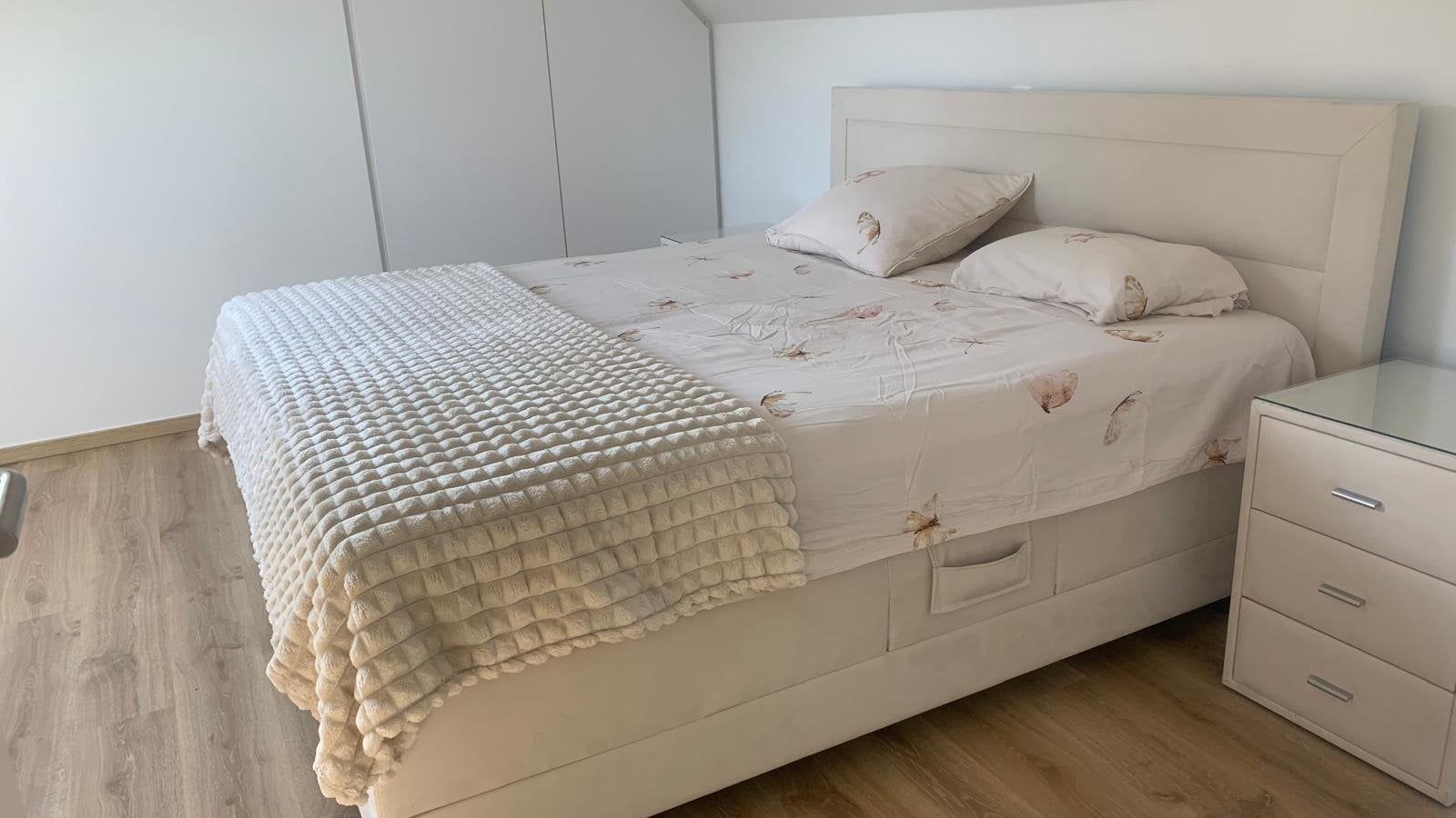 Elektrisch bed en zetel-1 kaar oud, Huis en Inrichting, Slaapkamer | Bedden, Ophalen, Zo goed als nieuw
