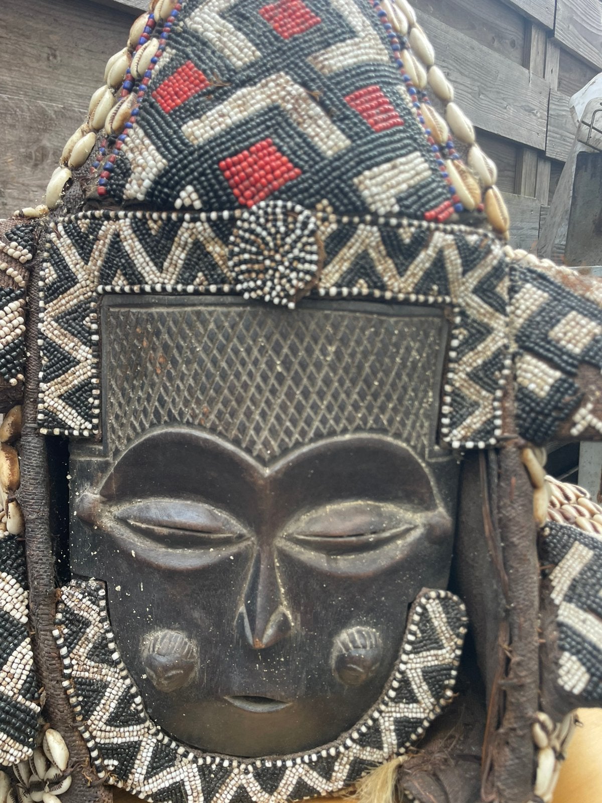 Masque de cérémonie africain - fait main et richement décoré, Antiquités & Art, Fait main, Afrique, 65 cm, Matériau naturel