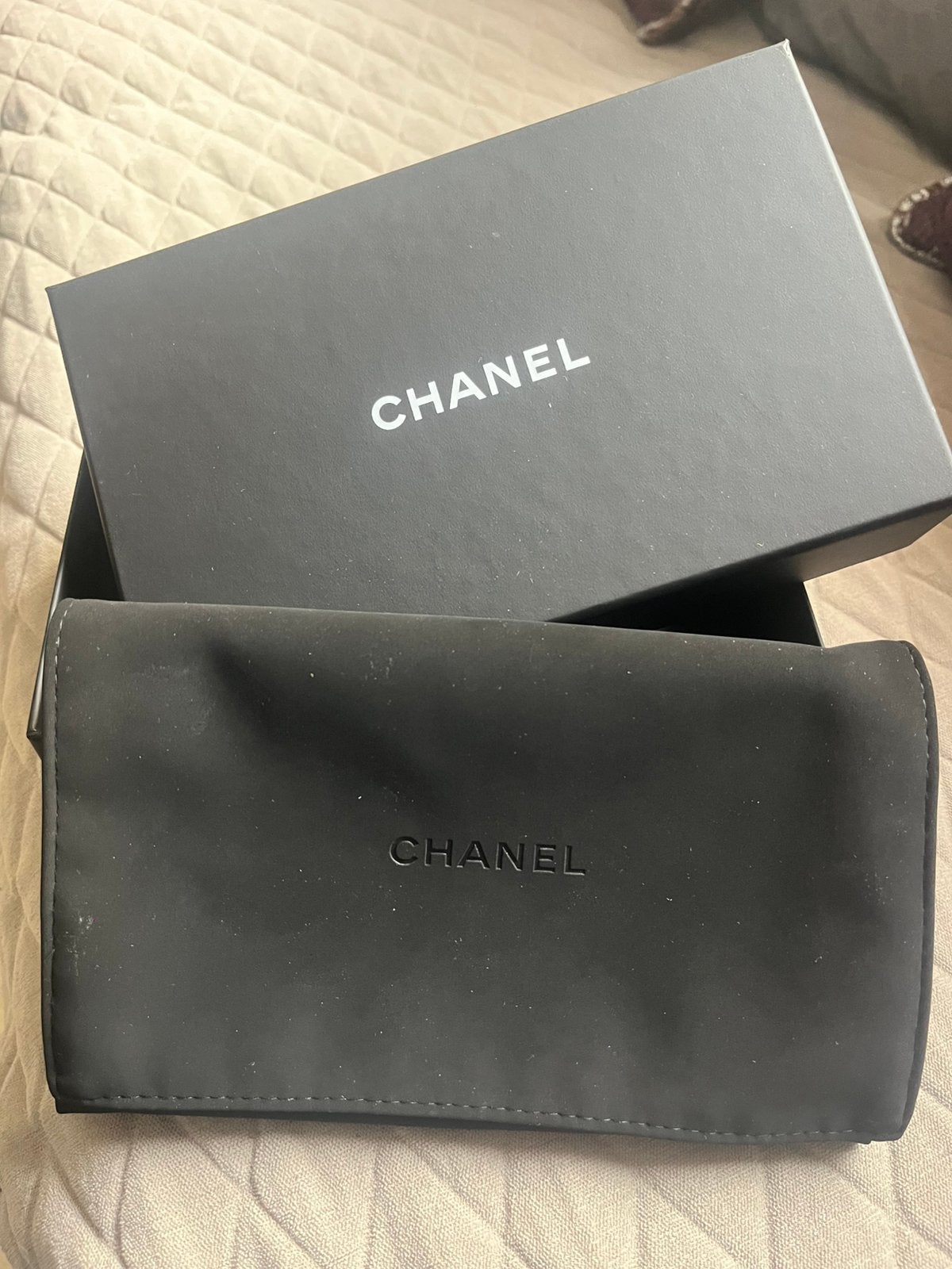boîte cartonnée et housse de protection en daim chanel, Bijoux, Sacs & Beauté, Enlèvement ou Envoi, Comme neuf, Blanc