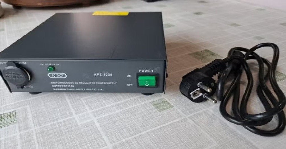 voeding 13,8 volt en 23amp als nieuw, Enlèvement ou Envoi, Comme neuf, Émetteur et Récepteur