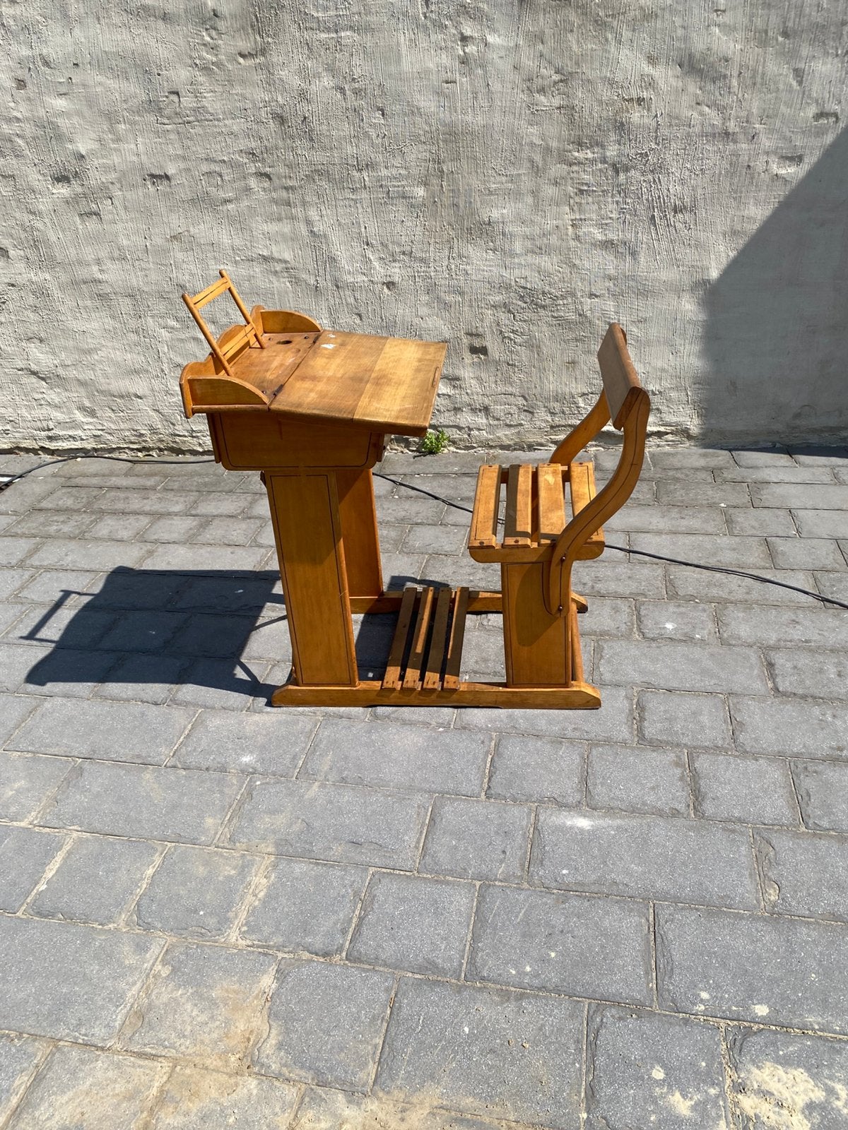 Antiek schoolbureau, Tuin en Terras, Ophalen, Zo goed als nieuw, Hout