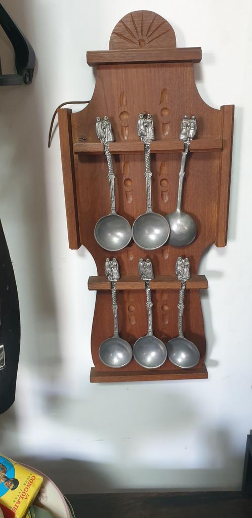 vintage houten wandrek met zes tinnen lepels, Antiek en Kunst, Ophalen