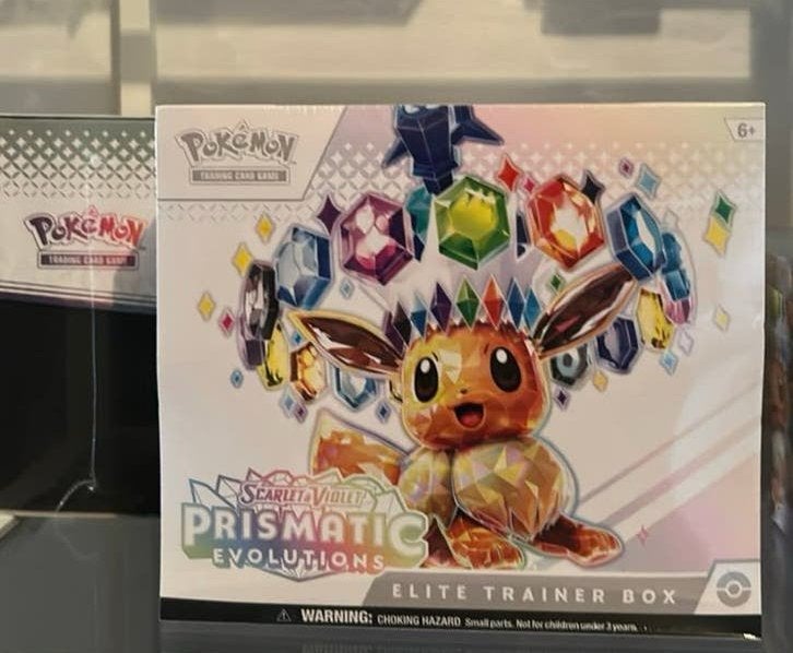 Prismatic evolution elite trainer box, Ophalen of Verzenden, Zo goed als nieuw