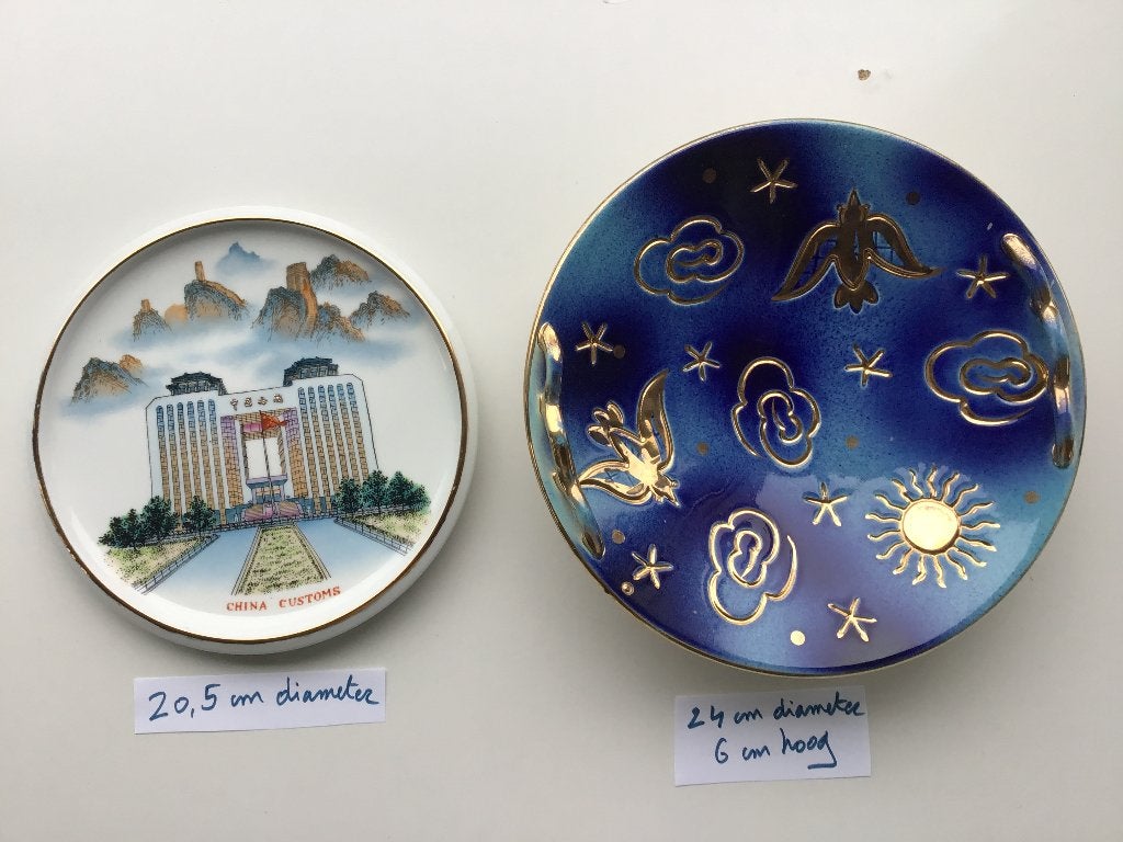 2 speciale antieke borden met bladgoud belegd, Antiek en Kunst, Ophalen of Verzenden