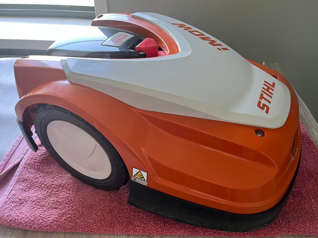 Robotmaaier Stihl RMI 422.2 P, Tuin en Terras, Robotmaaiers, Ophalen, Gebruikt, 20 tot 25 cm, Met regensensor