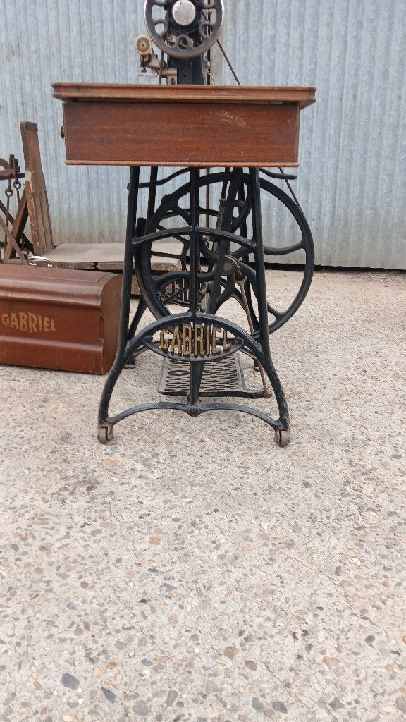 antiek naaimachine, Enlèvement