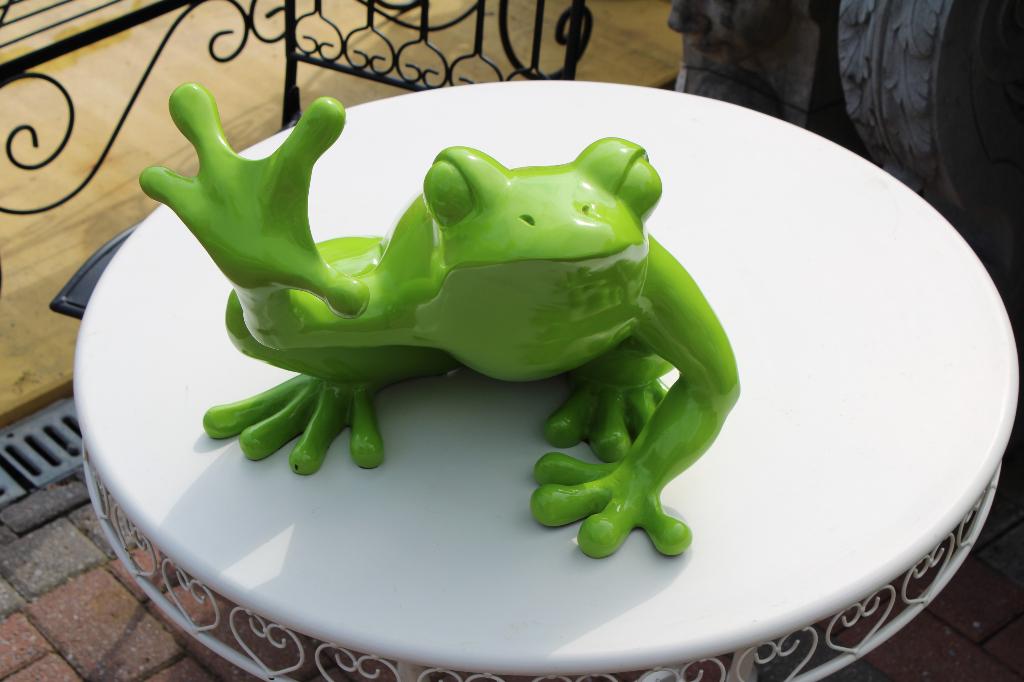 Standbeeld van een groene kikker, te koop -50%, Tuin en Terras, Tuinbeelden, Nieuw, Dierenbeeld, Kunststof, Ophalen of Verzenden
