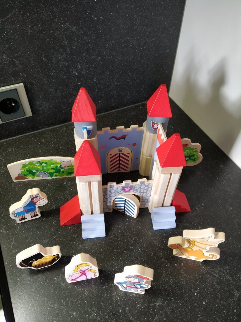 Houten kasteeltje, Ophalen, Zo goed als nieuw