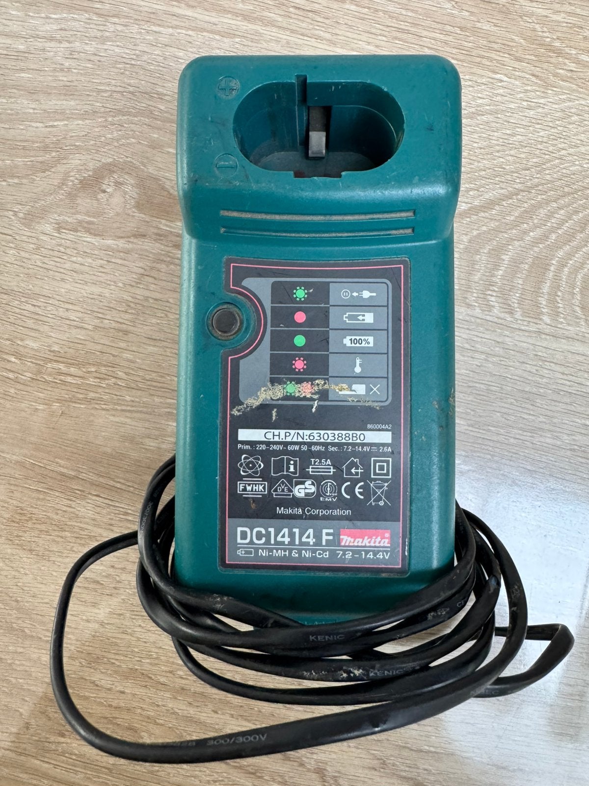 Oplader MAKITA DC1414 F, Ophalen, Zo goed als nieuw
