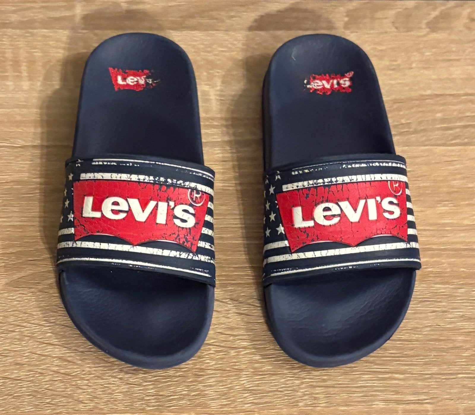 Claquettes marine LEVI’S - Pointure 31 - 4€, Garçon, Enlèvement ou Envoi, Utilisé, Pantoufles